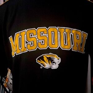 Cute Missouri tee, always willing to take offers!!:)